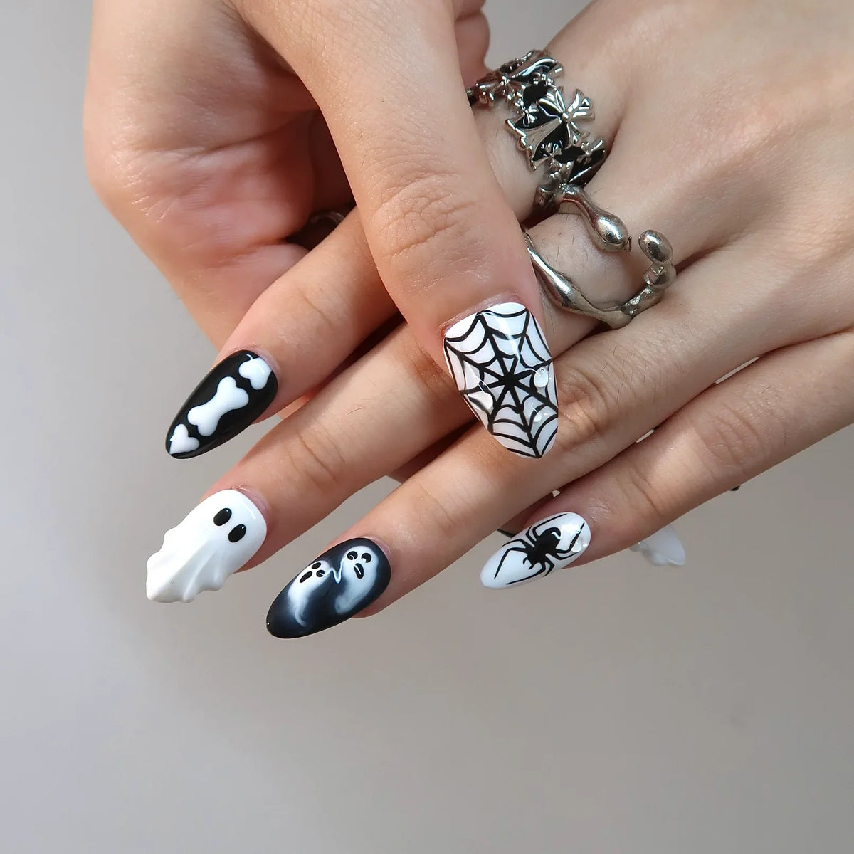 Haunted - Ersa Nails White Black PressOnNails